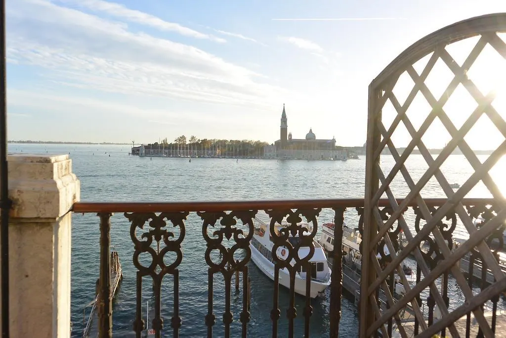 A Tribute To Music Residenza Hotel Venice 3*,