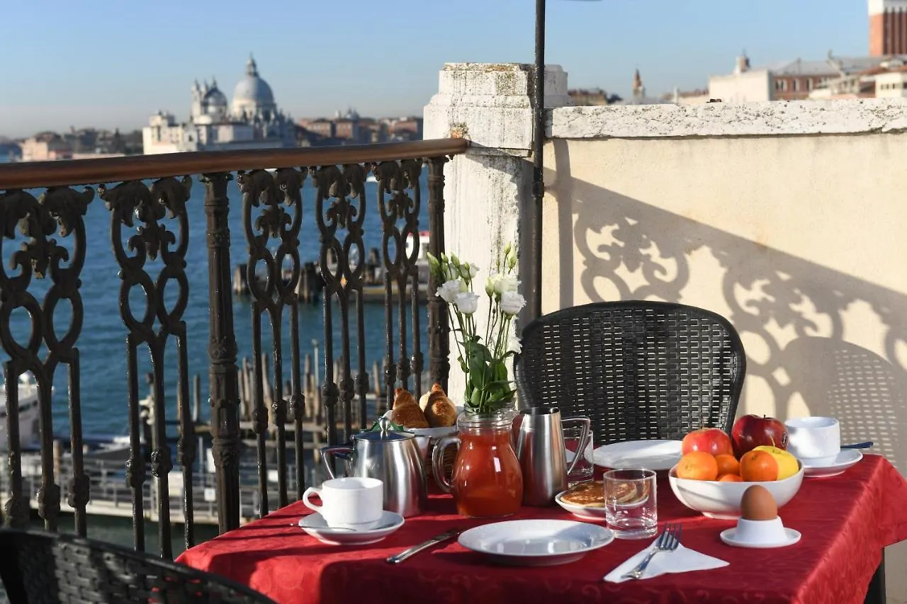 A Tribute To Music Residenza Hotel Venice 3*,